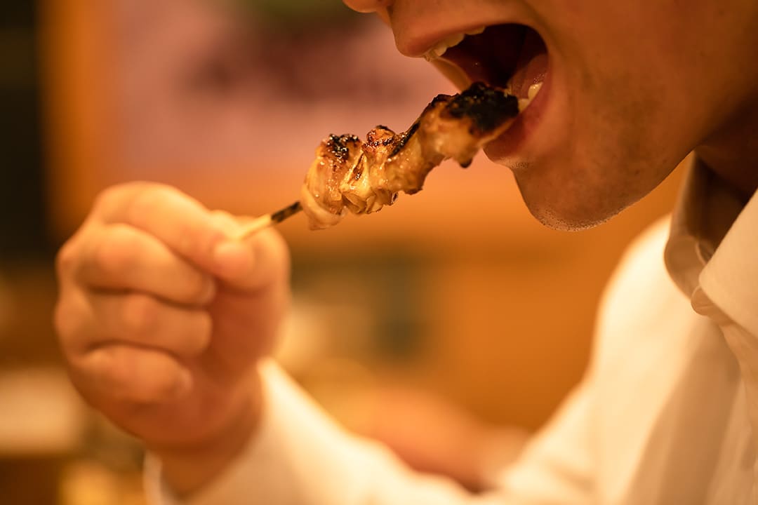 仕事帰りにカウンター席で一人飲みができる焼き鳥居酒屋の画像
