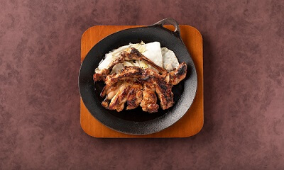 三代目 鳥メロ東久留米西口店の清流若どりのモモ一本焼～やみつきスパイスダレ～の画像