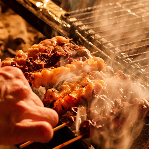 若どりのモモ一本焼き・焼き鳥などの鳥料理が旨い居酒屋！三代目鳥メロ